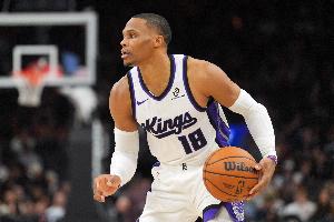 老爸看球得表现一下！威少半场变成“合理龟” 拿10分4板6助0失误 - 资讯配图