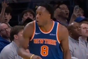 对手的肯定！东契奇单脚神奇压哨三分 防守的OG震惊后无奈苦笑 - 资讯配图