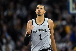 跟不上！阿门单防文班 拼尽全力还是目送后者轻松上篮打中 - 资讯配图