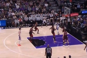 打开心啦！威少借掩护突破直接起三步 空中小折叠反手潇洒上篮！ - 资讯配图