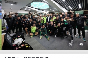 童磊社媒晒全队更衣室庆祝照庆祝首胜：全取三分，胜利属于我们！ - 资讯配图