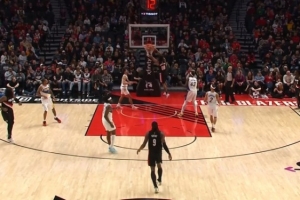 探花郎！亨德森空切扣篮&三分也有 一节半7中5已砍14分 - 资讯配图