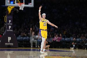 里夫斯谈赢球：我们分享球 防守出色拼得很努力 - 资讯配图