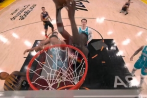 大哥不进我来！布克弧顶三分不中 马卢阿奇切入隔着格威双手补扣 - 资讯配图