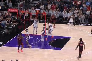 威少跃起摘下篮板已砍17+12+10！拿本季第5个&生涯第208个三双！ - 资讯配图