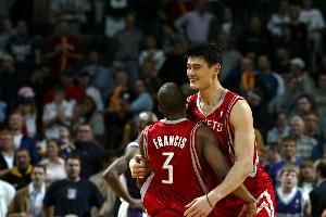 青岛队记：杨瀚森和韦斯利庆祝场景 让人想起当年弗老大&姚明情谊 - 资讯配图