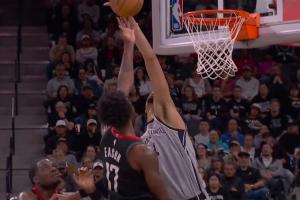 太变态了！文班右手还和卡佩拉卡着位 突然暴起左手鹰爪血帽伊森 - 资讯配图