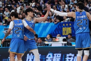 赵睿：我和曾凡博、周琦伤病较多 需要时间与麦基和队伍磨合 - 资讯配图