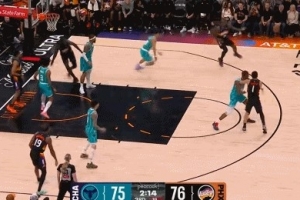 昨晚喝了二两？布克将球传到无人区 白白送出球权 - 资讯配图