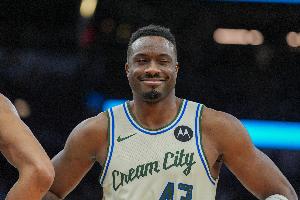 确实有点糙！字母哥哥两罚不中 第二罚直接三不沾 - 资讯配图