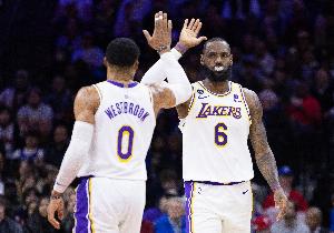 历史唯二！威少&詹姆斯35岁后三双次数均上双 后者35次断层领跑 - 资讯配图