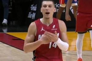 真横啊！希罗连续3记三分打得活塞仅剩1个暂停 第三节还有4分多钟 - 资讯配图