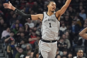 不看球的突袭帽？文班：这对我来说不新鲜 这能迷惑对手/不好预防 - 资讯配图