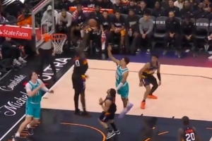 给机会就得把握住！约什·格林突破勾手被马卢阿奇超级大帽扇飞 - 资讯配图