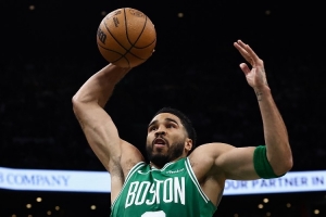 塔图姆:今天感觉正常多了 慢慢找回比赛节奏这感觉真的很好 - 资讯配图