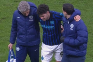 意天空:踢拉比奥特膝盖时受伤,巴斯托尼赛后一瘸一拐离开圣西罗 - 资讯配图