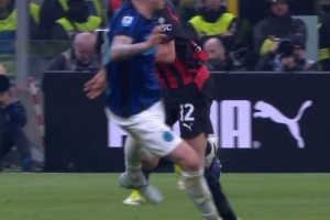 跟队记者:拉比奥特被巴斯托尼踢膝盖,赛后膝盖缠着厚厚的绷带 - 资讯配图