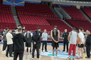 许利民:麦基融入很快 他很聪明水平很高 我们得让他的优势最大化 - 资讯配图