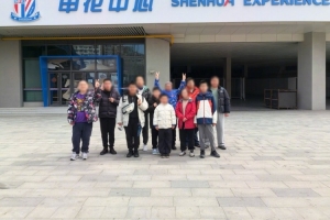 上海申花联合杨浦区残联,邀请十余位特殊儿童来申花中心参观体验 - 资讯配图
