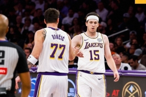 合砍60分!湖人赢球海报:封面为东契奇里弗斯击掌瞬间 - 资讯配图