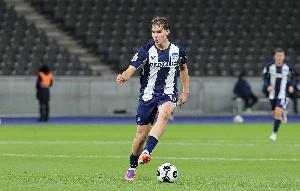 法尔克：多队有意16岁中场艾希霍恩，拜仁决心赢得竞争签下他 - 资讯配图