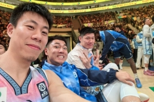 玩得开心！上海男篮球星张镇麟更博晒出全明星系列照：⭐x5 - 资讯配图