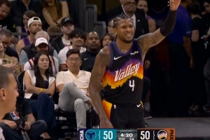 看着很疼！杰伦·格林防守时胳膊被约什·格林拉拽 有些反向弯曲 - 资讯配图