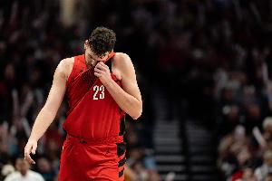 退而不防！克林根被内姆哈德对抗弹飞 后者轻松上篮得手 - 资讯配图