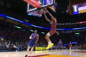 主场嗨了！哈克斯倒地拼抢潇洒助攻贼到位 韦尔起飞双手扣空篮！ - 资讯配图