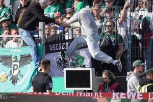 德乙蒙面球迷冲进球场拔掉VAR显示器电源插头，试图干扰裁判执法 - 资讯配图