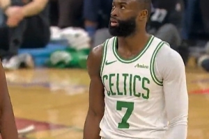 血亏！杰伦·布朗跳球被吹犯规 米切尔两罚全中 - 资讯配图