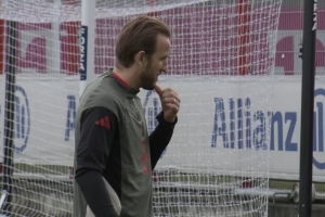 有望复出！凯恩现身拜仁训练直播，球员已经恢复团队训练 - 资讯配图