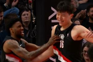 韦斯利晃倒对手 吸引防守给杨瀚森 小杨双手暴扣2+1！ - 资讯配图