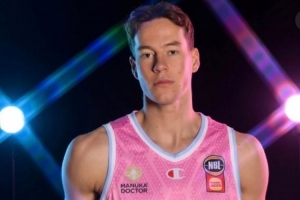 上季澳洲NBL场均17.9分!媒体人:新疆签新西兰外援萨姆·门内加 - 资讯配图