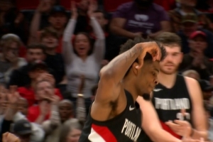 穷追猛打！亨德森三分再中 比赛还剩近5分钟开拓者领先24分 - 资讯配图