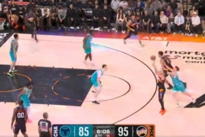 连珠炮！吉莱斯皮外线开火连中2记三分 率队领先13分打停黄蜂 - 资讯配图