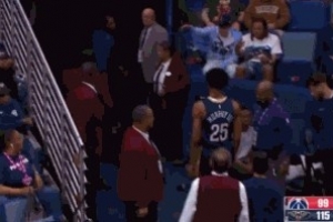 好在没事！墨菲突破撞到胳膊回更衣室 很快回到场上 - 资讯配图