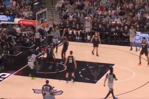 单打阿门单手上篮？文班亚马：有时候我只是随性发挥一下而已 - 资讯配图