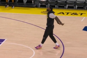 记者：詹姆斯缺阵主要是因为左脚关节炎 这是一直困扰他的老毛病 - 资讯配图