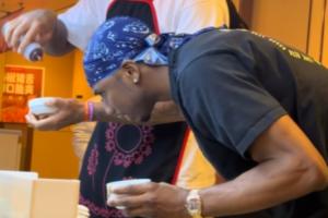 吃得明白吗网友在海底捞偶遇迪亚洛和克里斯 前者专注打酱料 - 资讯配图