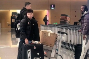 复出在即？媒体人晒麦考尔与杜锋机场合照：麦考尔随队前往新疆 - 资讯配图