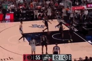 打得真棒！哈珀底线突破一步过掉芬尼-史密斯 左手单臂战斧！ - 资讯配图