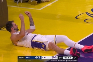 想造进攻犯规裁判没给！被撞翻在地的东契奇比出收钱手势 - 资讯配图