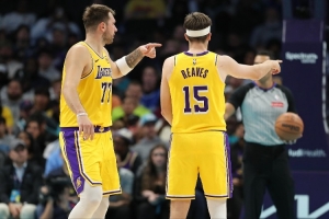 马健：专注的湖人进攻效率就是季后赛级别 东里完全填补老詹空缺 - 资讯配图