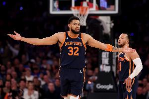 JR：想靠布伦森这种矮个夺冠太难了 况且他和唐斯还在抢球权 - 资讯配图