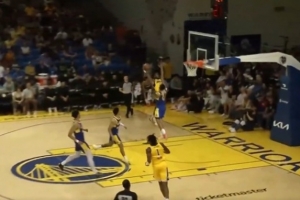 美媒晒布朗尼一条龙隔人暴扣：布朗尼会飞 詹姆斯转发 - 资讯配图