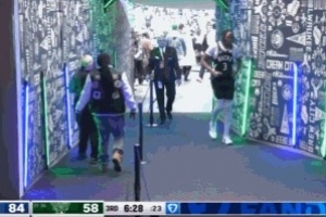 不打了？特纳进攻犯规被换下 直接走回更衣室 - 资讯配图