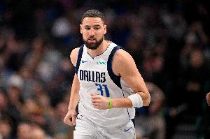 铁麻了！克莱替补10中2&三分7中1仅拿5分1板2助 - 资讯配图