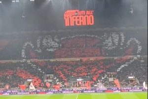 欢迎来到地狱！米兰球迷赛前Tifo：红色魔鬼凝视球场 - 资讯配图