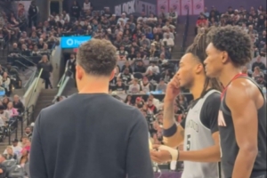 死死贴防！卡斯尔和主帅米奇沟通 阿门寸步不离 不忘交流一波 - 资讯配图